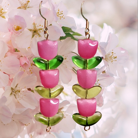 Handmade lampwork glass tulip 🌷 bead earrings. - Picture 1 of 4